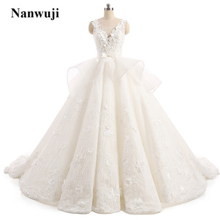 Lo nuevo de bola del vestido de quinceañera vestidos sin mangas 2017 de la cucharada de apliques de raso vestidos de baile Flores ilusión Volver tren capilla real